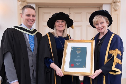 Principal & Chief Executive of the College presenting award to Honorary Fellow