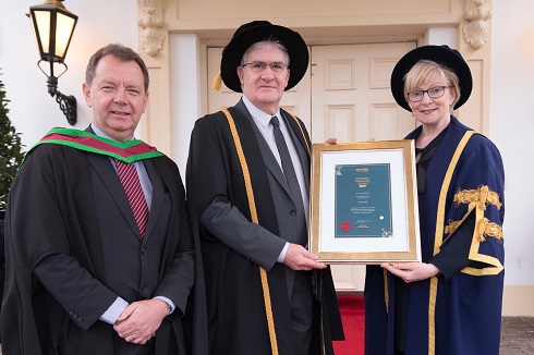Principal & Chief Executive of the College presenting award to Honorary Fellow